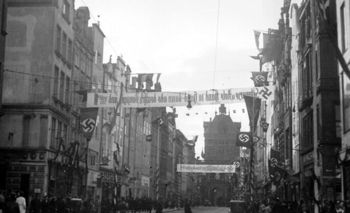 Obraz Główny: Gdańska ulica podczas wybów do Volkstagu Wolnego Miasta Gdańska w 1933 roku (domena publiczna, źródło: NAC)