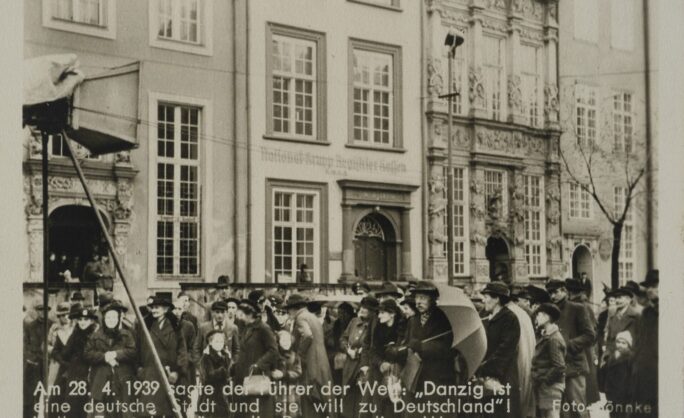 Obraz Główny: Tłum słuchający przemówienia Hitlera, Długi Targ w Gdańsku, 28 kwietnia 1939 (domena publiczna, źródło: Polona)