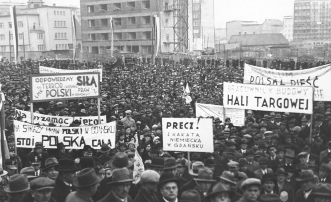 Obraz Główny: Antyniemiecka manifestacja w Gdyni w związku z działaniami przeciwko Polakom w Gdańsku, wrzesień 1936 (domena publiczna, źródło: NAC)