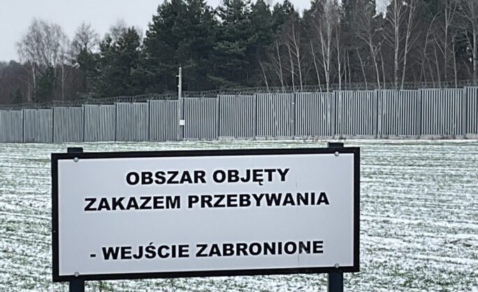 Obraz Główny: Płot na granicy polsko-białoruskiej [3], listopad 2022 roku, fot. Izabela Morska