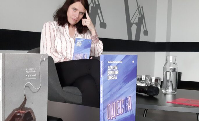 Obraz Główny: Aleksandra Majdzińska podczas spotkania autorskiego, Gdańskie Targi Książki w 2022 roku