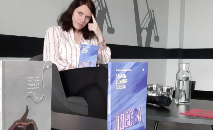 Obraz Główny: Aleksandra Majdzińska podczas spotkania autorskiego, Gdańskie Targi Książki w 2022 roku