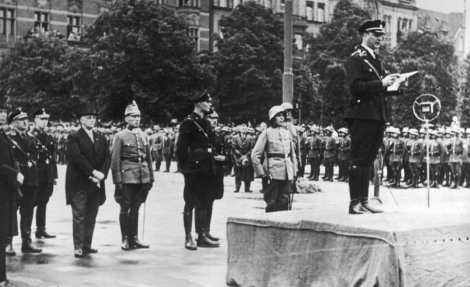 Obraz Główny: Arthur Greiser przemawia do oddziałów gdańskiej policji, czerwiec 1933 (domena publiczna, źródło: NAC)