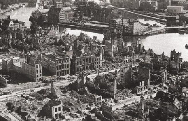 Gdańsk 1945 (autor nieznany, źródło Wikimedia Commons) 