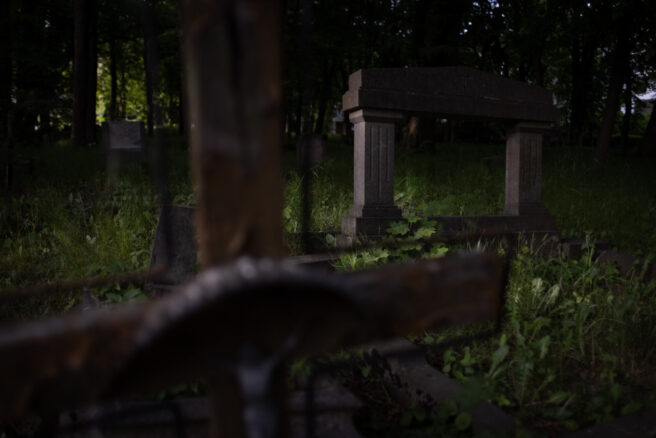 „Ostatni niemiecki cmentarz zachował się jeszcze w Brętowie, koło stacji kolei metropolitalnej, ale co z nim będzie dalej, nie wiadomo”, fot. Łukasz Głowala