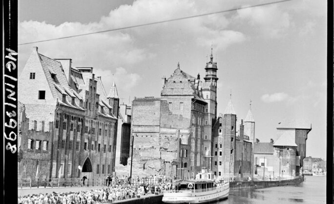 Obraz Główny: Długie Pobrzeże, koniec lat pięćdziesiątych / początek lat sześćdziesiątych XX wieku (fot. Kazimierz Lelewicz, źródło: Muzeum Gdańska, licencja CC 4.0 BY-NC)