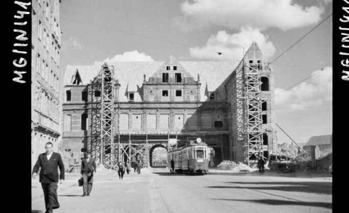 Obraz Główny: Zielona Brama, po 1945 roku (fot. Kazimierz Lelewicz, źródło: Muzeum Gdańska, licencja CC 4.0 BY-NC)