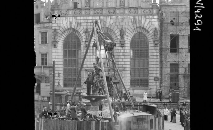 Obraz Główny: Montaż fontanny Neptuna w 1954 roku (fot. Kazimierz Lelewicz, źródło: Muzeum Gdańska, licencja CC 4.0 BY-NC)