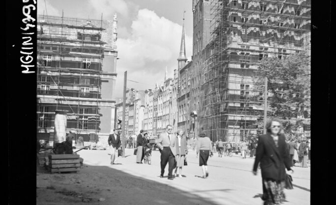Obraz Główny: Długi Targi i ulica Długa, po 1945 roku (fot. Kazimierz Lelewicz, źródło: Muzeum Gdańska, licencja CC 4.0 BY-NC)