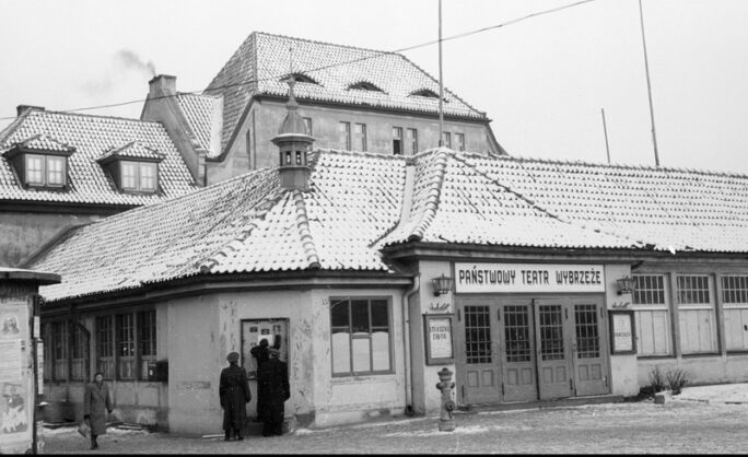 Obraz Główny: Powojenna siedziba Teatru Wybrzeże, 1950 (domena publiczna, źródło: NAC)