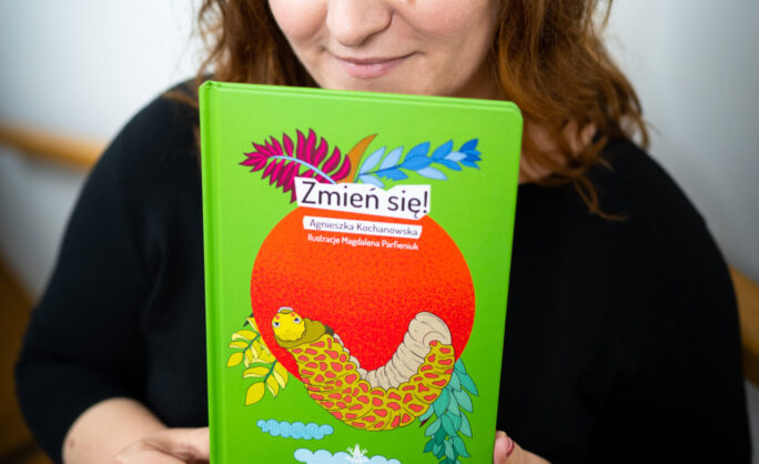 Obraz Główny: Autorka Agnieszka Kochanowska z książką „Zmień się”, zilustrowaną przez Magdalenę Parfieniuk