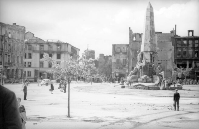 Targ Drzewny w czerwcu 1945 roku, fot. Ryszard Witkowski (źródło: NAC)