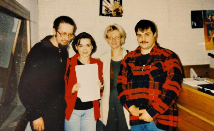 Obraz Główny: W siedzibie Radia Eska Nord, styczeń 1997. Na zdjęciu od lewej: Wojciech Boros, Adriana Niecko, Marzena Szymańska, Roland Reszczyński, fot. Anna Popiel (archiwum autora)