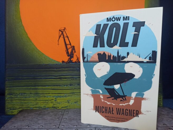 Michał Wagner „Mów mi Kolt”, fot. Dominik Kasicki. W tle obraz Michała Mroczka „Pejzaż z pomarańczowym statkiem”
