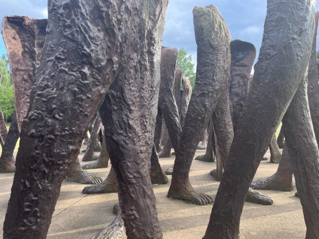 Magdalena Abakanowicz „Nierozpoznani”, 2002. Fragment zespołu plenerowych rzeźb z poznańskiego Parku Cytadela, fot. Greta Wiczkowska