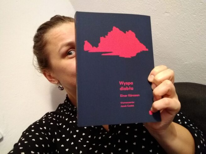 Urszula Obara z książką z serii „Bałtyk” wydawnictwa Marpress