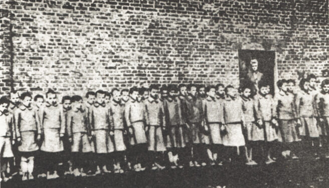 Podobóz dla dziewcząt w Dzierżąznej, filia obozu na Przemysłowej w Łodzi (domena publiczna, źródło: Wikipedia)