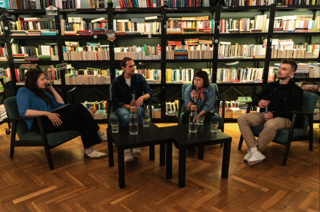 „Metryki, manifesty i metafory. O pokoleniach, które (nie) istnieją”.
Antonina Tosiek w rozmowie z Arkiem Kowalikiem, Natalką Suszczyńską i Maciejem Wnukiem, fot. Robert Suszko