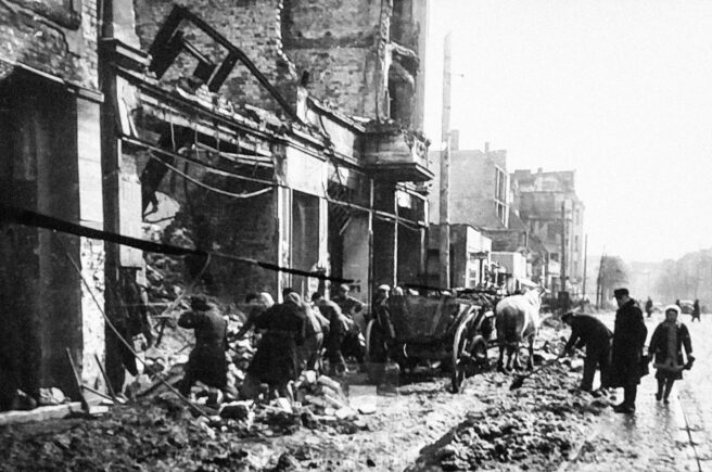 Fotografia z książki Wolfganga Kirchnera „Tamten czas. Wspomnienia niemieckiego chłopca z Gdańska w 1945 roku”