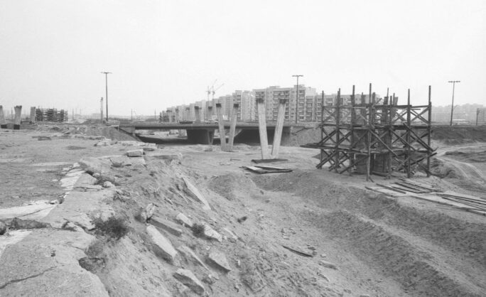 Obraz Główny: Budowa kładki, widok w kierunku bloków przy ulicy Burzyńskiego, maj 1980, fot. Marek Zarzecki (sygnatura 10/3127/204, Archiwum Państwowe w Gdańsku)