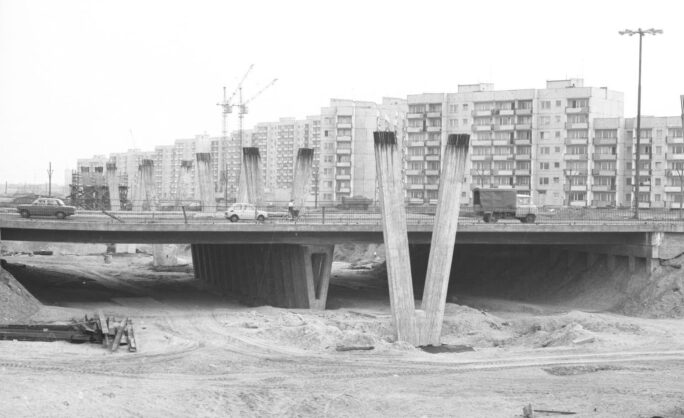 Obraz Główny: Budowa kładki, widok w kierunku bloków przy ulicy Burzyńskiego, maj 1980, fot. Marek Zarzecki (sygnatura 10/3127/204, Archiwum Państwowe w Gdańsku)