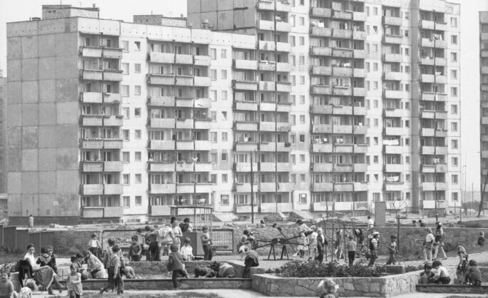 Obraz Główny: Plac zabaw od strony balkonów bloku przy ulicy Startowej 7, maj 1980, fot. Marek Zarzecki (sygnatura 10/3127/204, Archiwum Państwowe w Gdańsku)