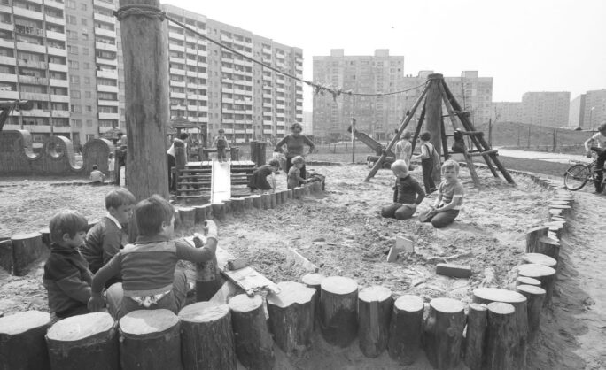Obraz Główny: Plac zabaw od strony balkonów bloku przy Startowej 21, maj 1980, fot. Marek Zarzecki (sygnatura 10/3127/204, Archiwum Państwowe w Gdańsku)